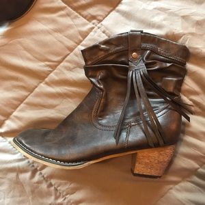 Super cute ladies boots size 7.5!!!